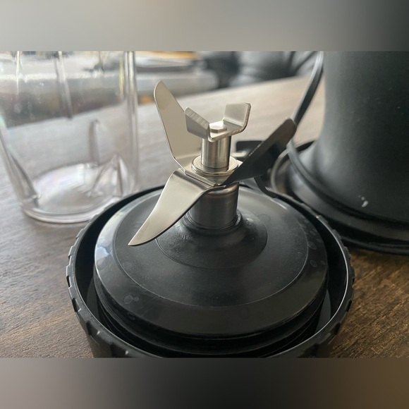 Ninja Fit Blender + 2 cups + 2 sipping lids - Picture 3 of 8